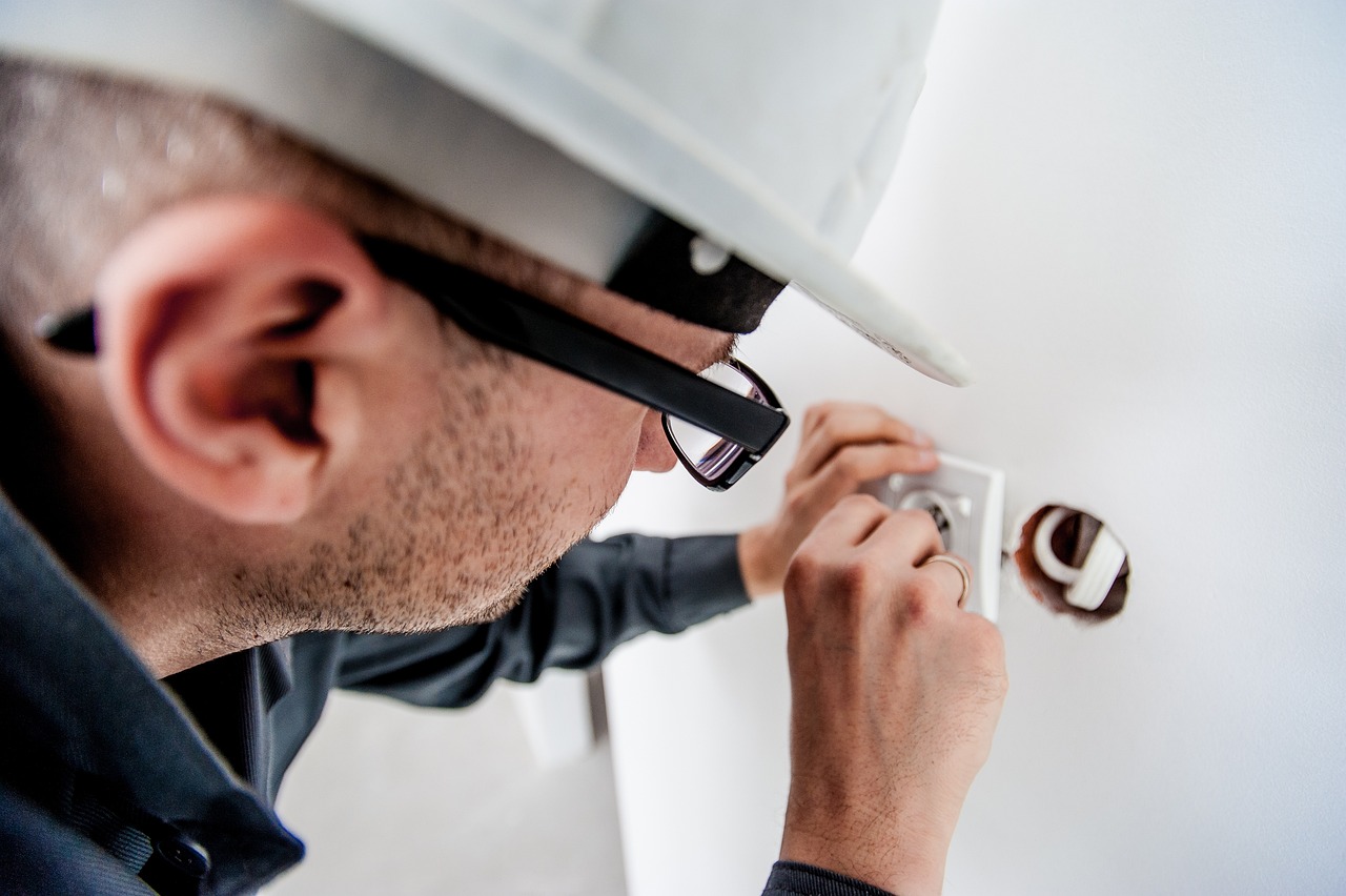 Home 2 electrician, repair, electricity-1080554.jpg
